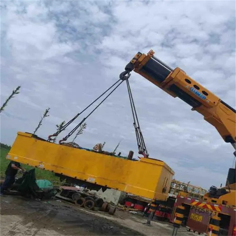 木鱼镇吊运集装箱的吊车